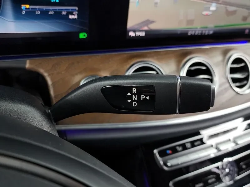 Mercedes-Benz E 300  4Matic Exclusive, снимка 9 - Автомобили и джипове - 55136941