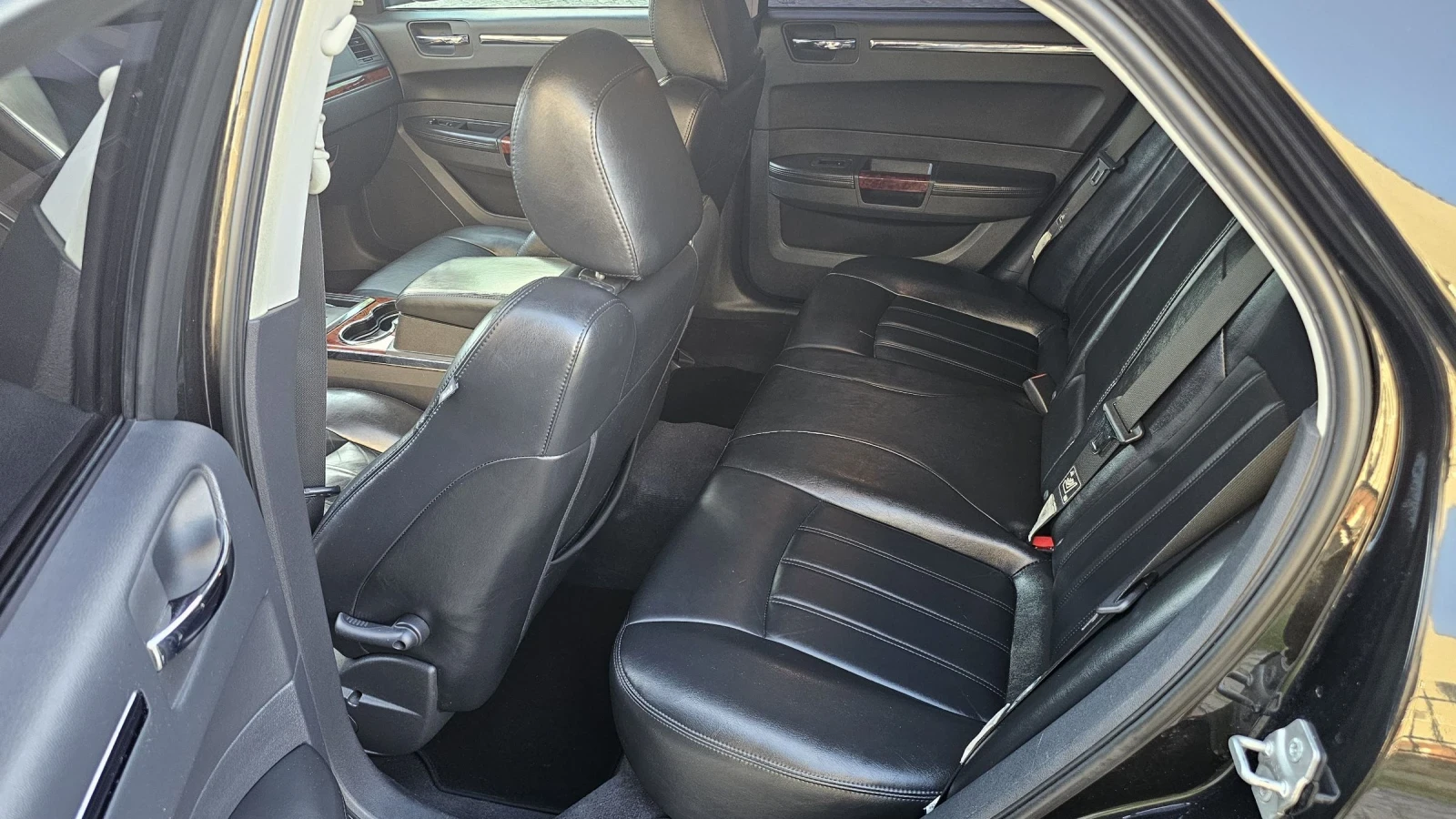 Chrysler 300c 3.5 ГАЗ/8 ГУМИ-ДЖАНТИ/КАСКО, снимка 12 - Автомобили и джипове - 55081345