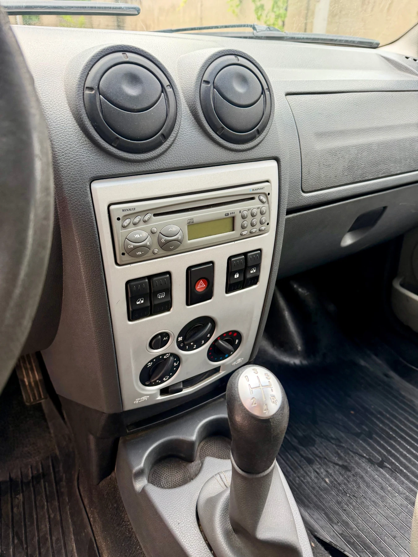 Dacia Logan 1.5 dCi 7 места, снимка 8 - Автомобили и джипове - 55141159