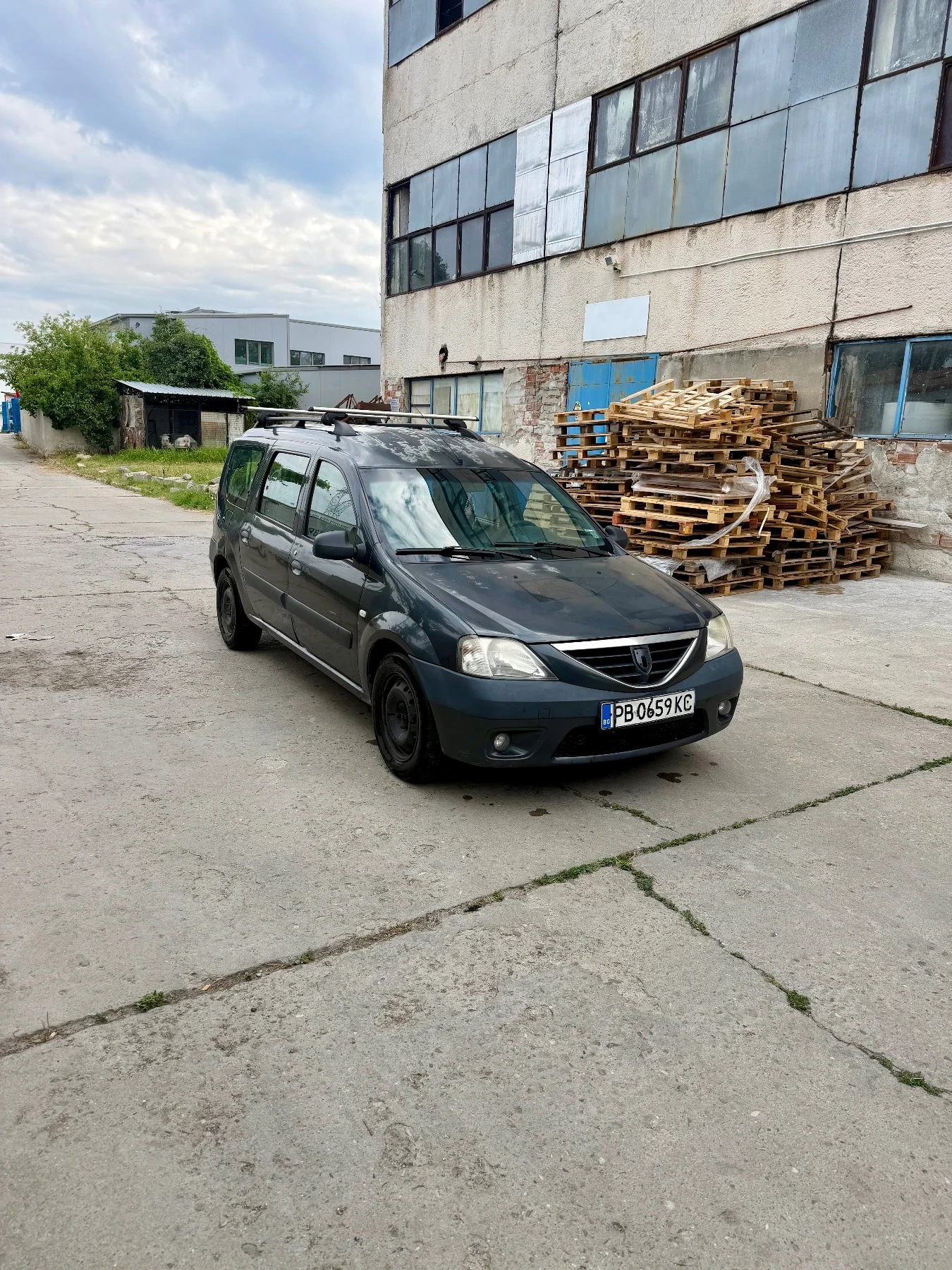 Dacia Logan 1.5 dCi 7 места, снимка 3 - Автомобили и джипове - 55141159
