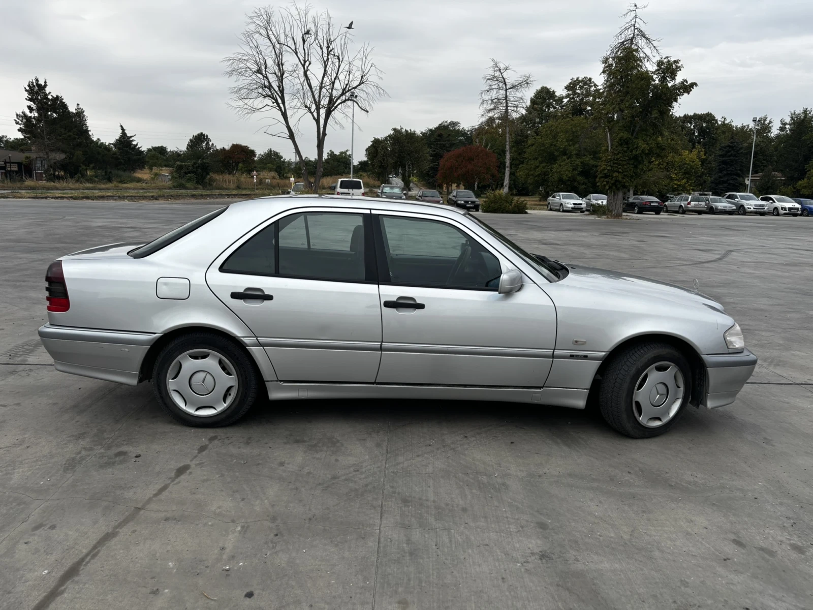 Mercedes-Benz C 180, снимка 3 - Автомобили и джипове - 56224053