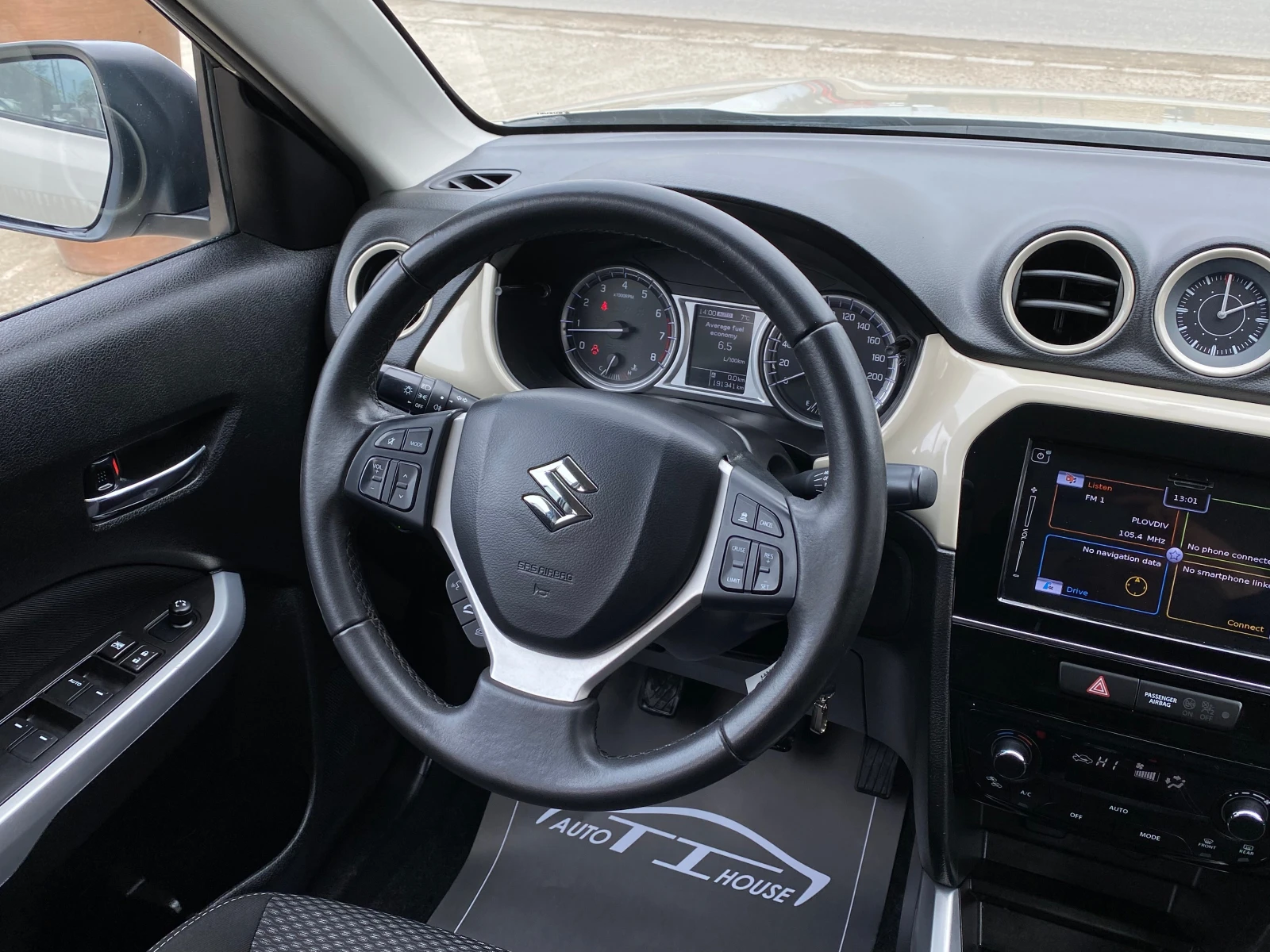 Suzuki Vitara AllGrip* LPG* Distronic* Camera* КАТО НОВА !!!, снимка 13 - Автомобили и джипове - 53900706