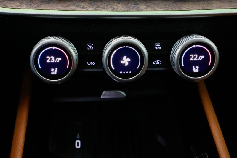 Skoda Superb 2.0TSI* 4WD* SPORT-LINE* DISTR* HEAD-UP* PANO* 360, снимка 13 - Автомобили и джипове - 51210379