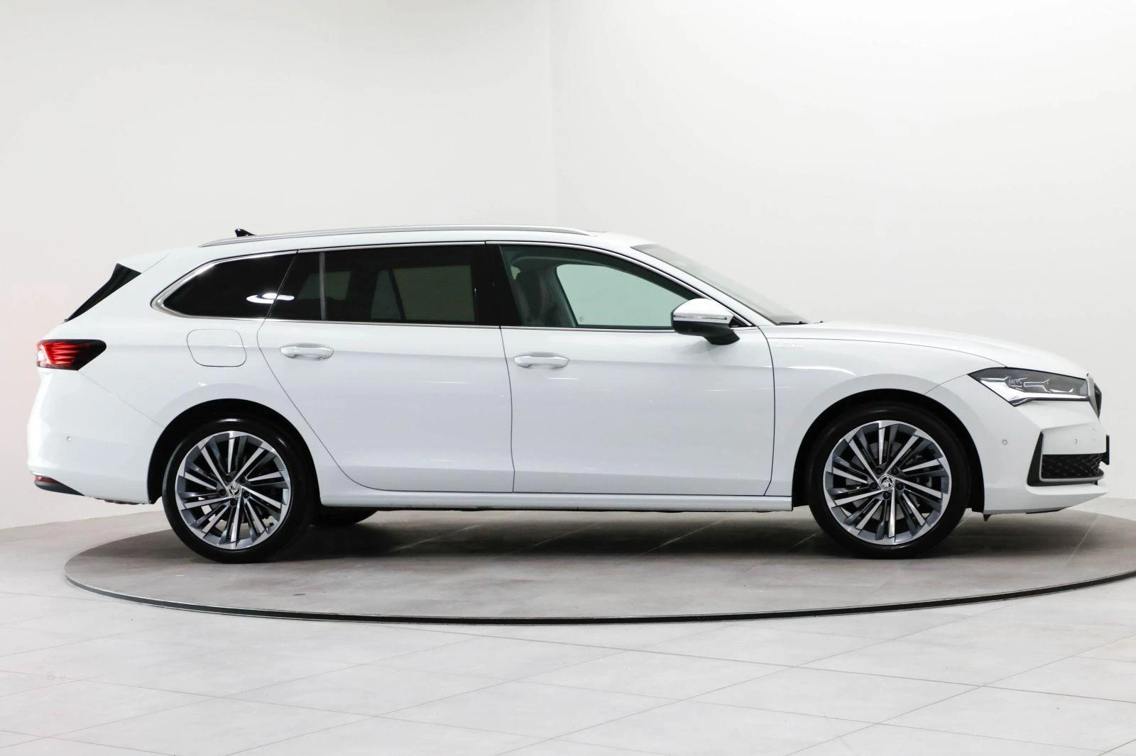 Skoda Superb 2.0TSI* 4WD* SPORT-LINE* DISTR* HEAD-UP* PANO* 360 - изображение 4