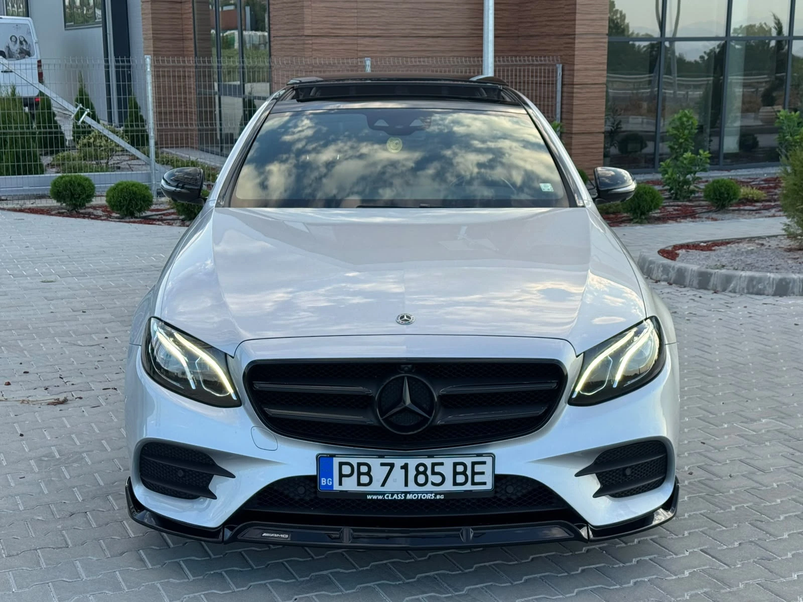 Mercedes-Benz E 220 AMG::DIGITAL::PANO::360::HEADUP, снимка 2 - Автомобили и джипове - 55459127