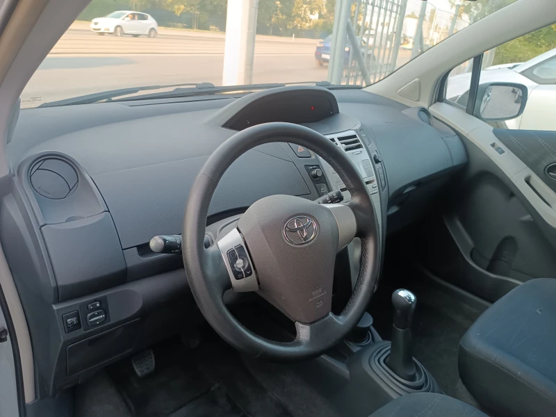 Toyota Yaris 1.3i- WT-I, снимка 7 - Автомобили и джипове - 47177214