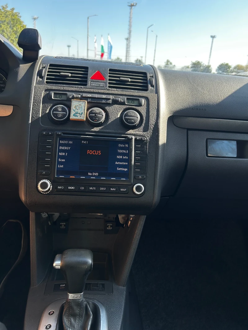 VW Touran 2.0 TDI, снимка 14 - Автомобили и джипове - 52181626
