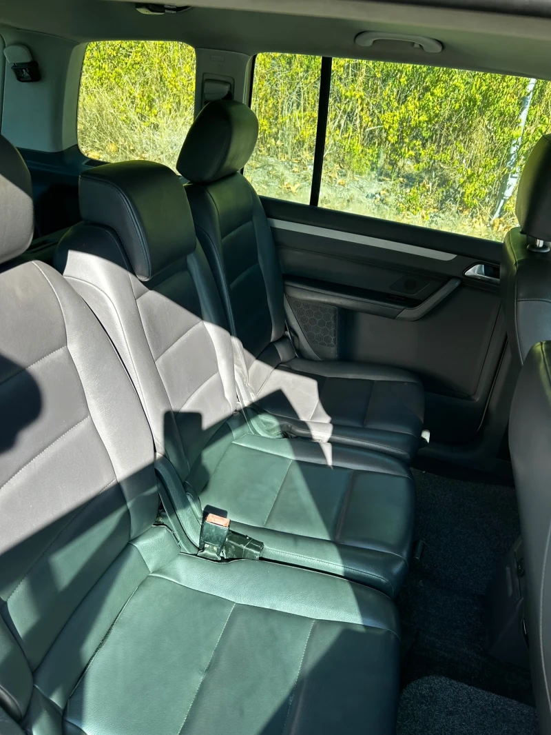 VW Touran 2.0 TDI, снимка 7 - Автомобили и джипове - 52181626