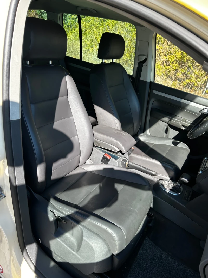 VW Touran 2.0 TDI, снимка 6 - Автомобили и джипове - 52181626