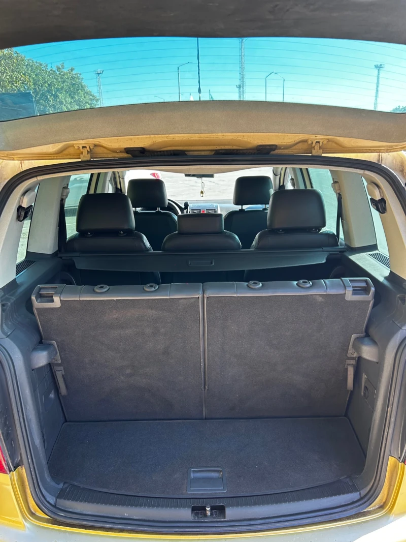 VW Touran 2.0 TDI, снимка 8 - Автомобили и джипове - 52181626
