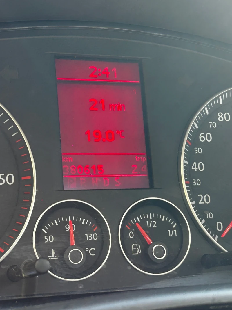 VW Touran 2.0 TDI, снимка 13 - Автомобили и джипове - 52181626