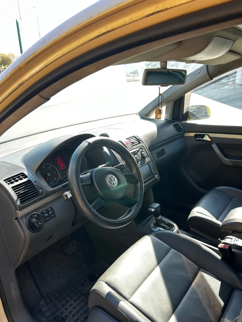 VW Touran 2.0 TDI, снимка 10 - Автомобили и джипове - 52181626