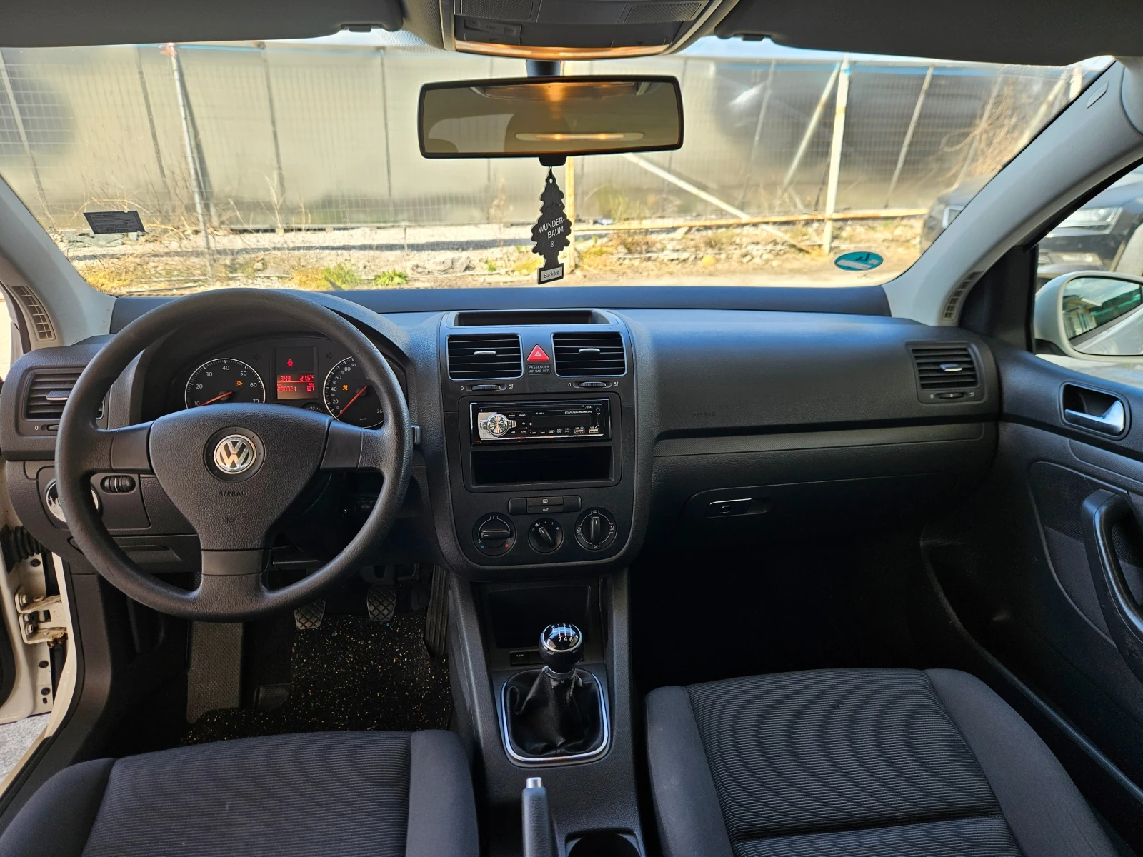 VW Golf 1.6 бензин, снимка 13 - Автомобили и джипове - 54343296