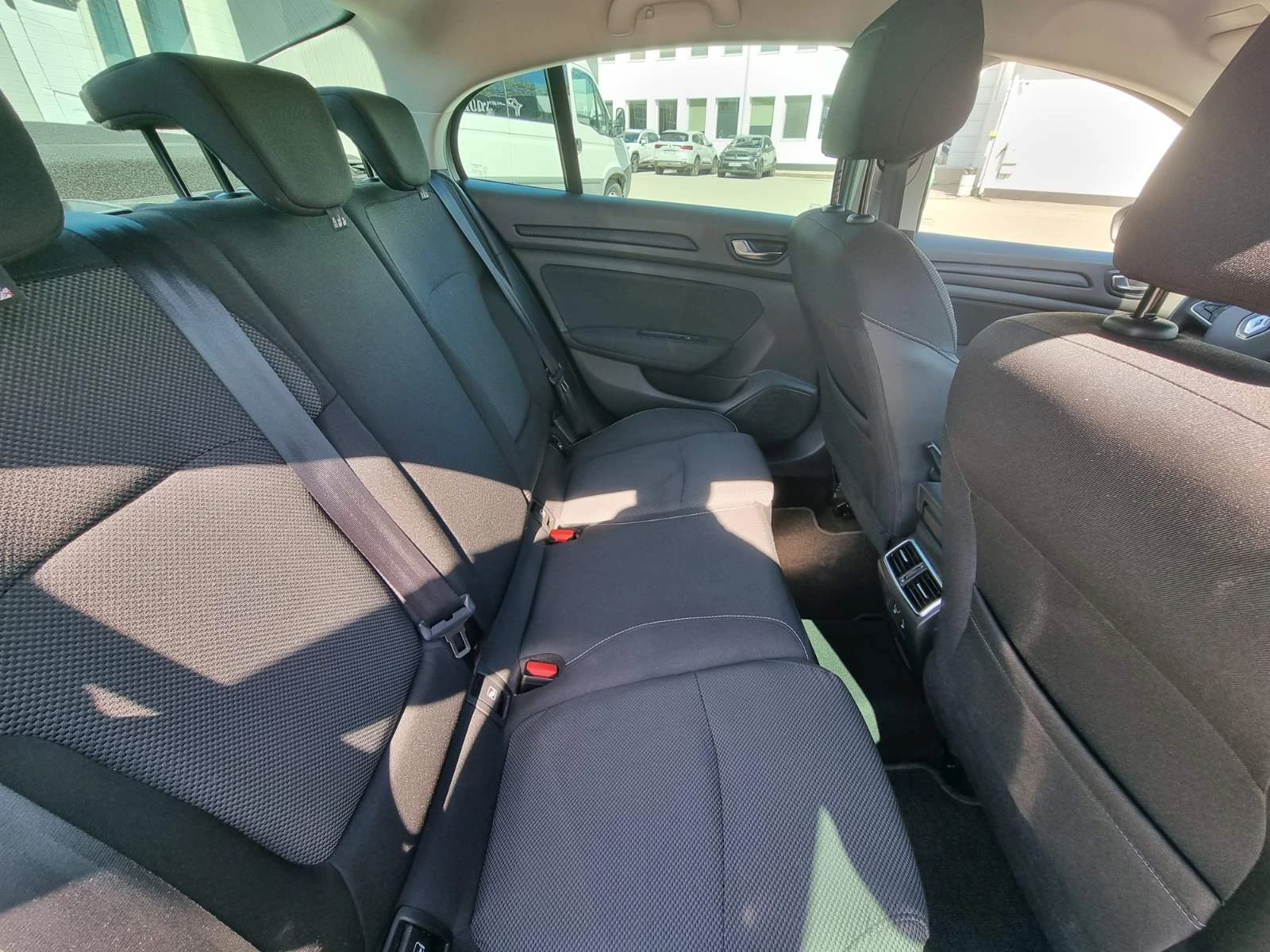 Renault Megane Sedan TCe 140 бензин EDC, снимка 15 - Автомобили и джипове - 55020876