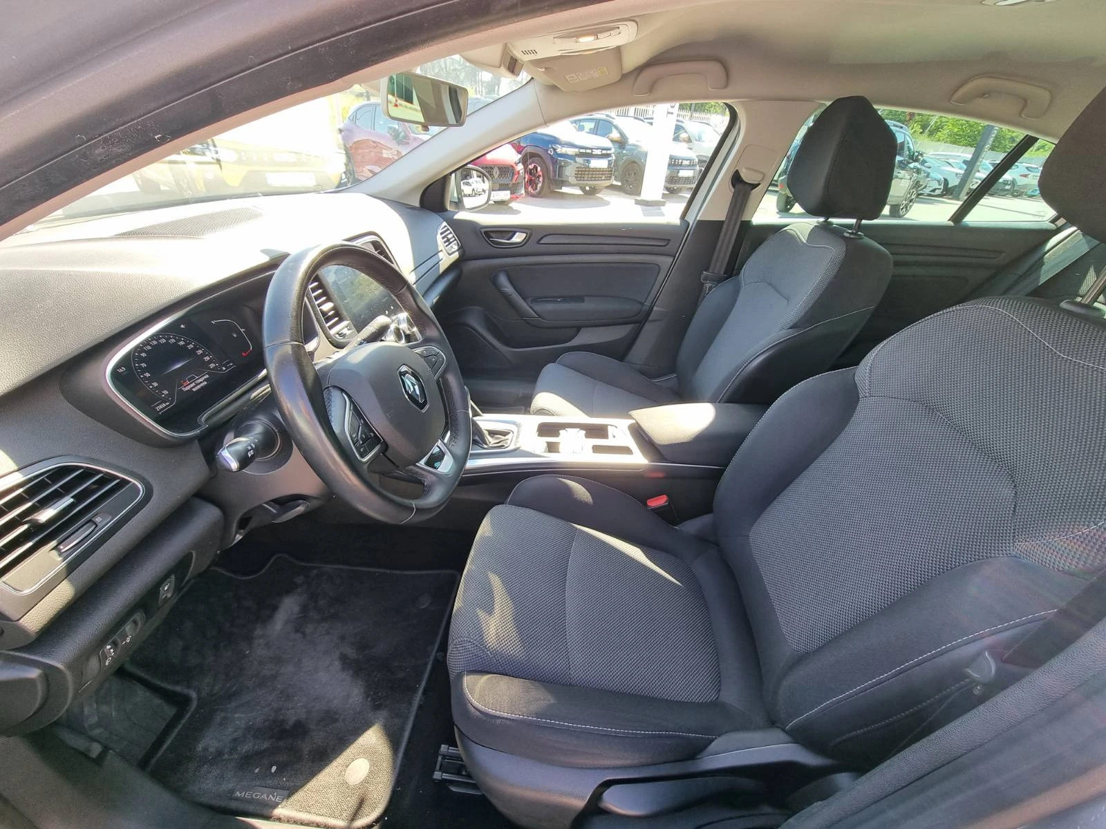 Renault Megane Sedan TCe 140 бензин EDC, снимка 11 - Автомобили и джипове - 55020876