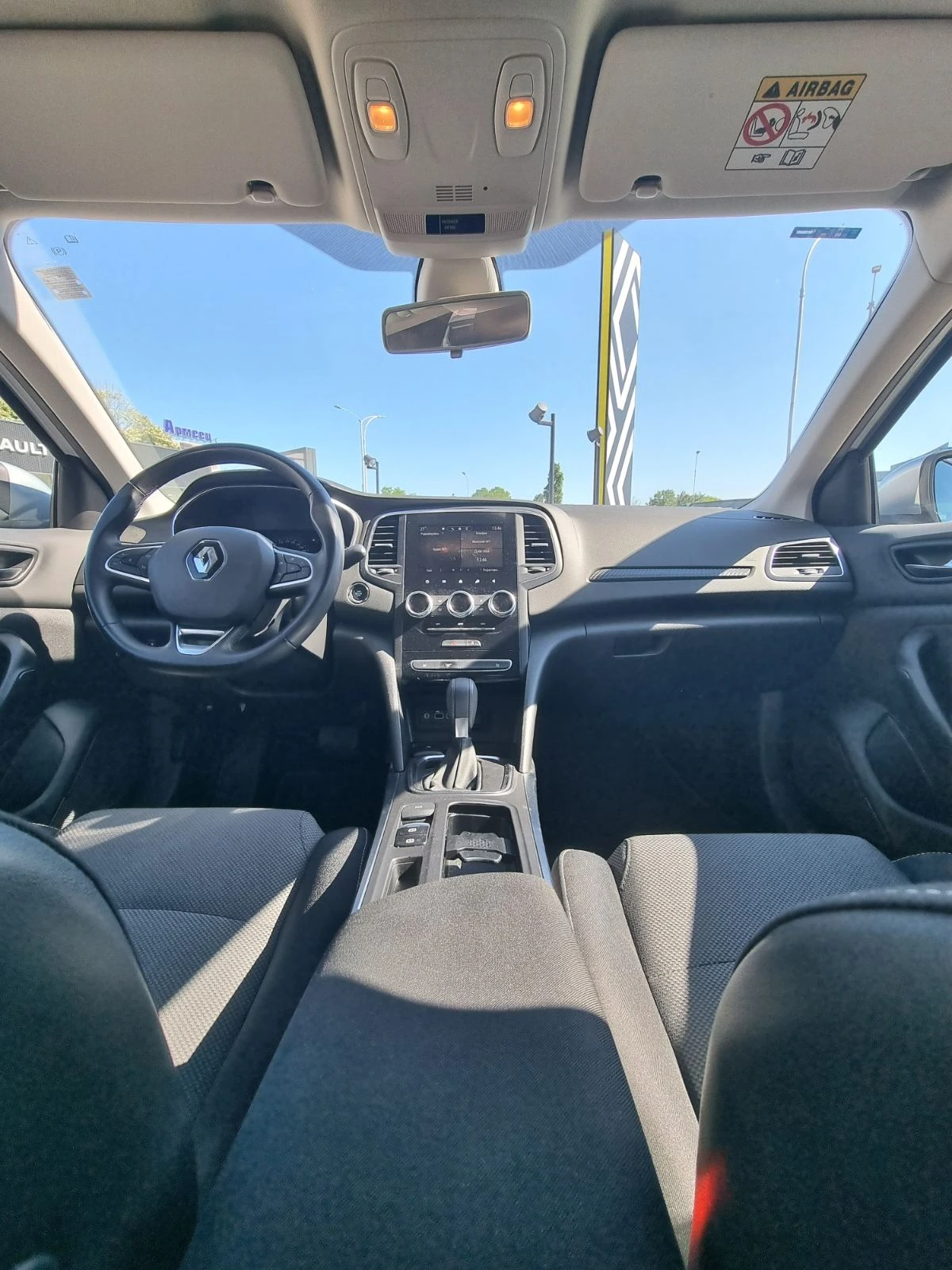 Renault Megane Sedan TCe 140 бензин EDC, снимка 9 - Автомобили и джипове - 55020876