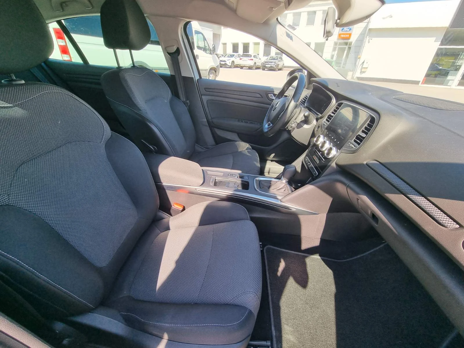 Renault Megane Sedan TCe 140 бензин EDC, снимка 12 - Автомобили и джипове - 55020876