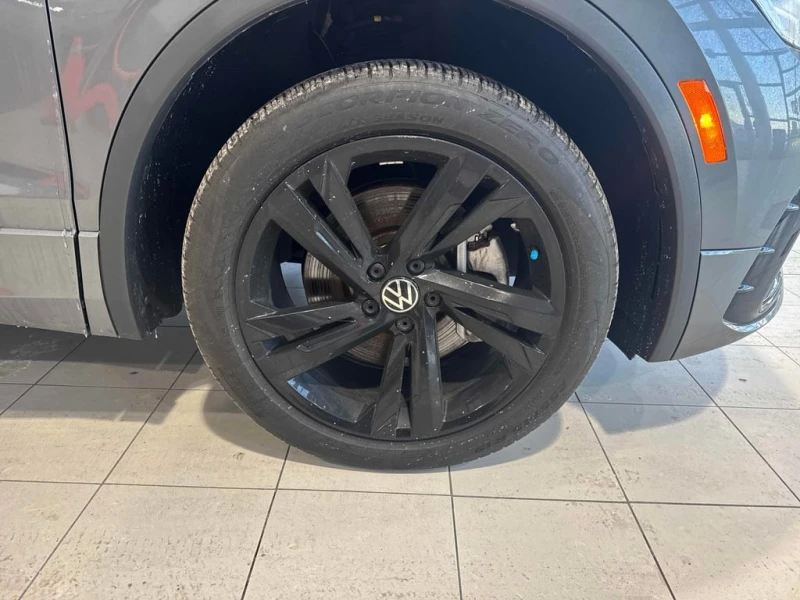 VW Tiguan * Comfortline R Line Black Edition * CARFAX * , снимка 6 - Автомобили и джипове - 52769771
