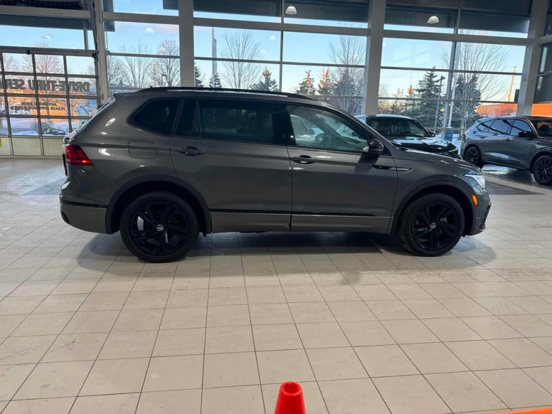 VW Tiguan * Comfortline R Line Black Edition * CARFAX * , снимка 3 - Автомобили и джипове - 52769771