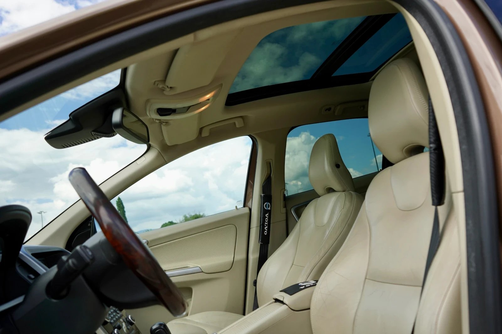 Volvo XC60 T6* 3.0* KEYLESS* CAMERA* BLIS* 4х4* NAVI* PANO* , снимка 10 - Автомобили и джипове - 55260862