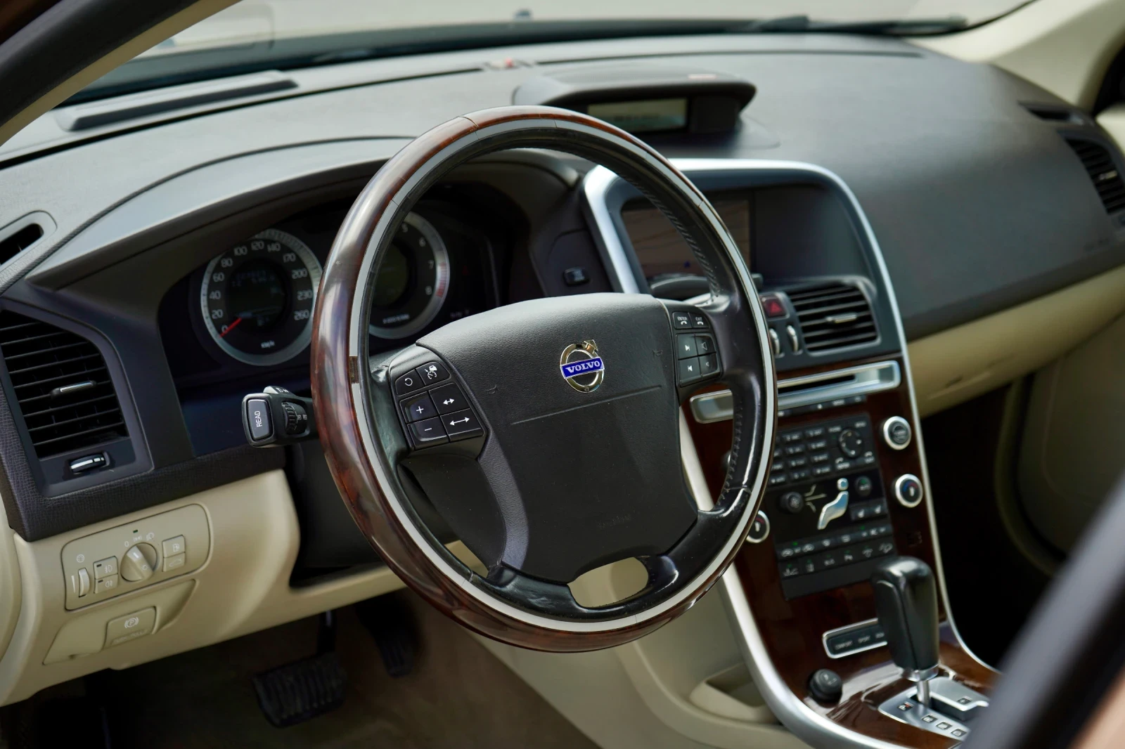 Volvo XC60 T6* 3.0* KEYLESS* CAMERA* BLIS* 4х4* NAVI* PANO* , снимка 9 - Автомобили и джипове - 55260862