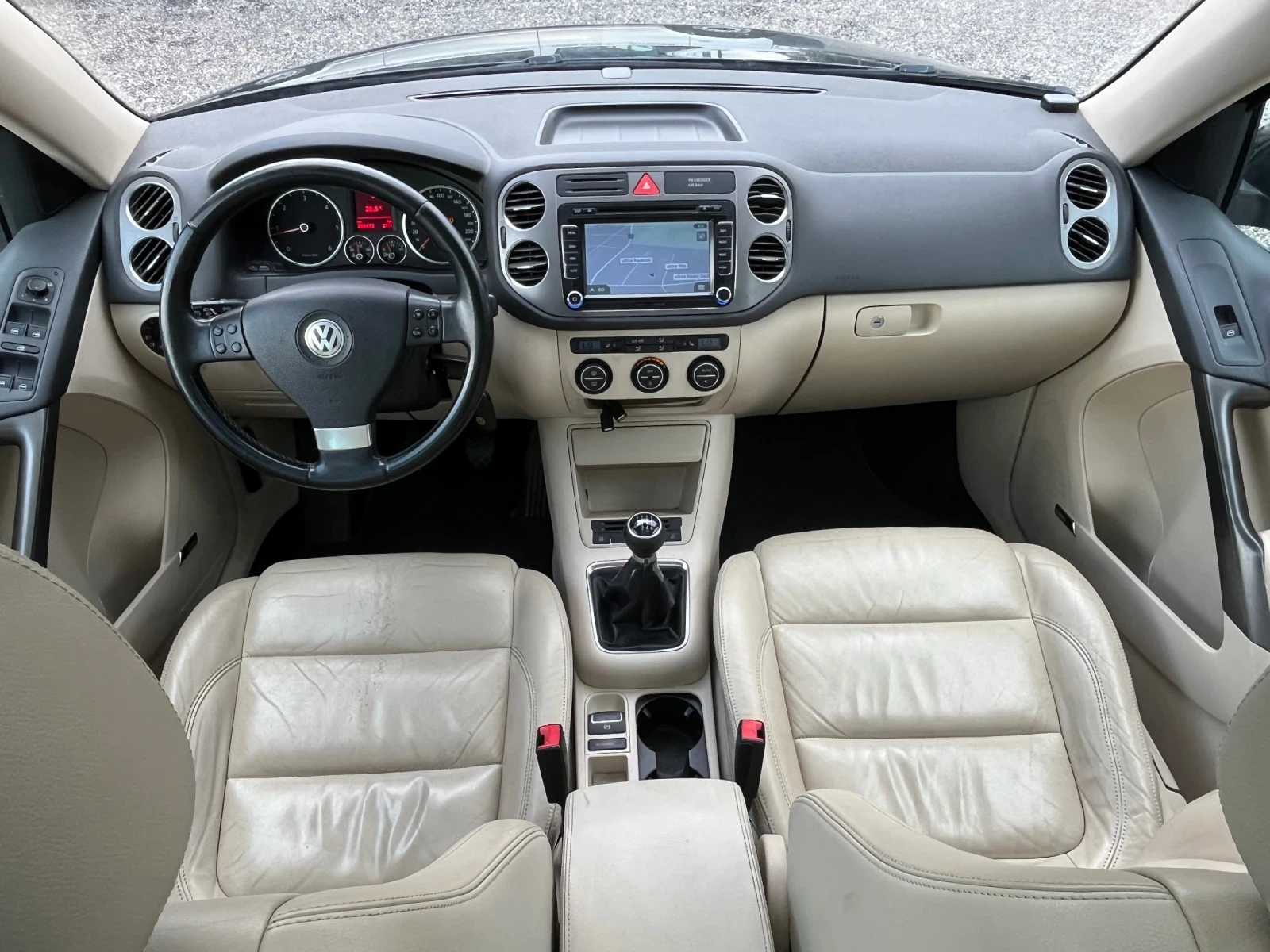 VW Tiguan 2.0TDI 4x4 КСЕНОН, снимка 9 - Автомобили и джипове - 55002814