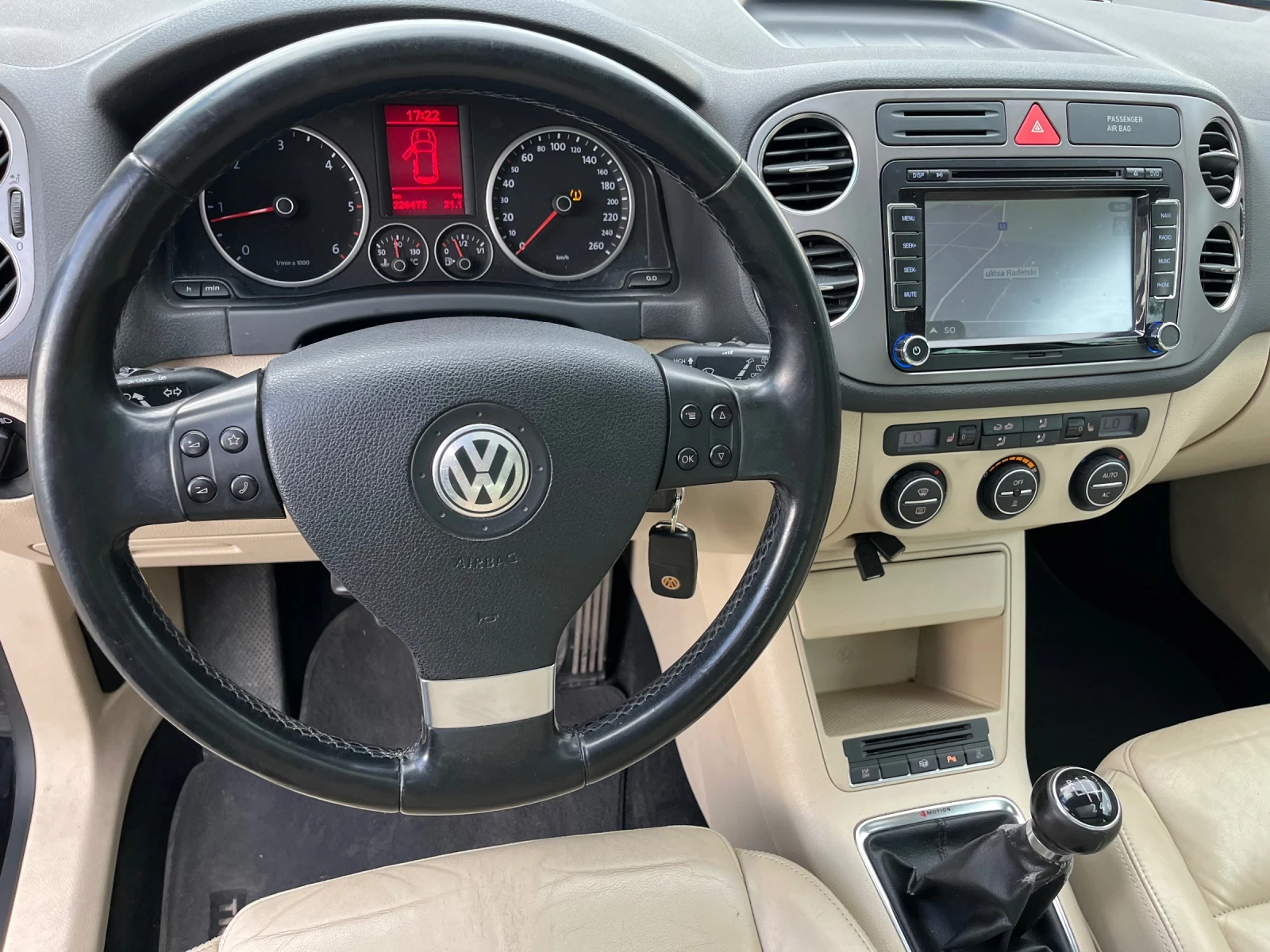 VW Tiguan 2.0TDI 4x4 КСЕНОН, снимка 14 - Автомобили и джипове - 55002814