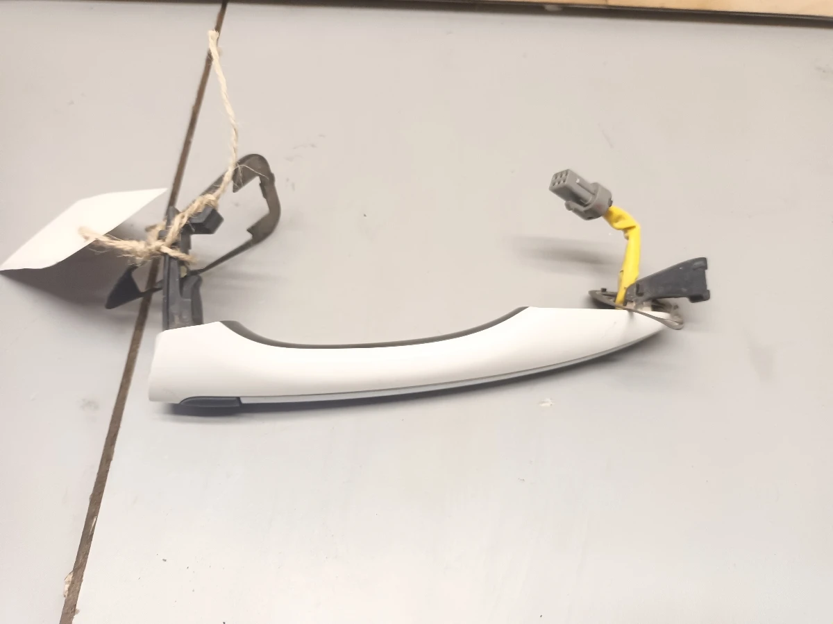 външна дръжка предна дясна Хюндай и40 1.7д