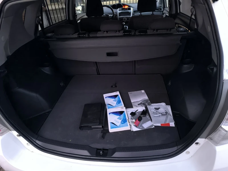 Toyota Verso 1.8 бензин , снимка 11 - Автомобили и джипове - 53585677