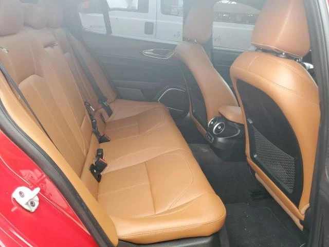 Alfa Romeo Giulia 35200km* AWD* Distronic* Подгрев* Камери* , снимка 10 - Автомобили и джипове - 47805378