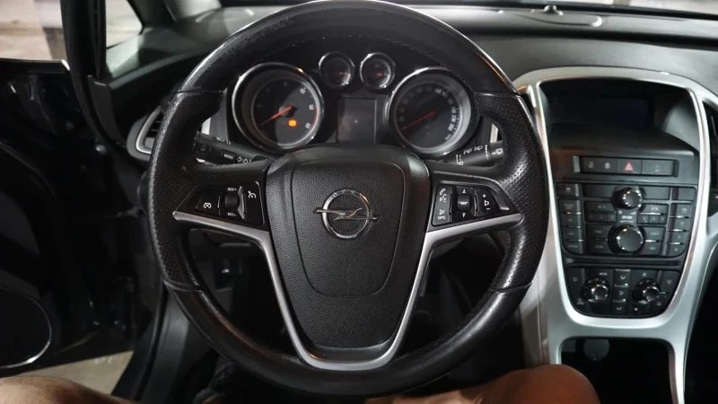 Opel Astra 1.7 CDTI, снимка 9 - Автомобили и джипове - 49422971