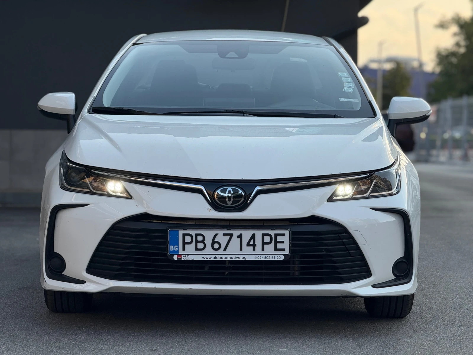 Toyota Corolla 1.6 MT Върнат от лизинг // Гаранция до 2030г - изображение 2