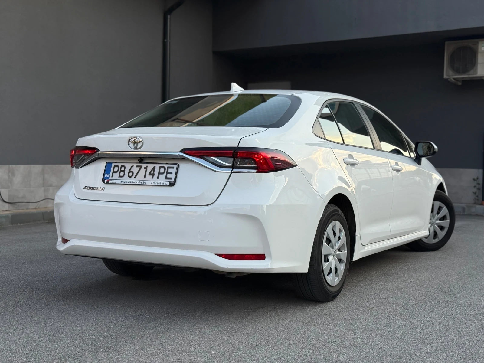 Toyota Corolla 1.6 MT Върнат от лизинг // Гаранция до 2030г - изображение 3