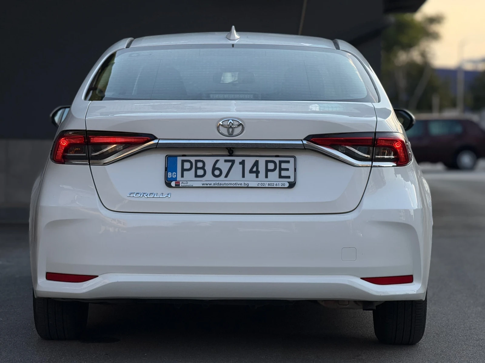 Toyota Corolla 1.6 MT Върнат от лизинг // Гаранция до 2030г - изображение 4