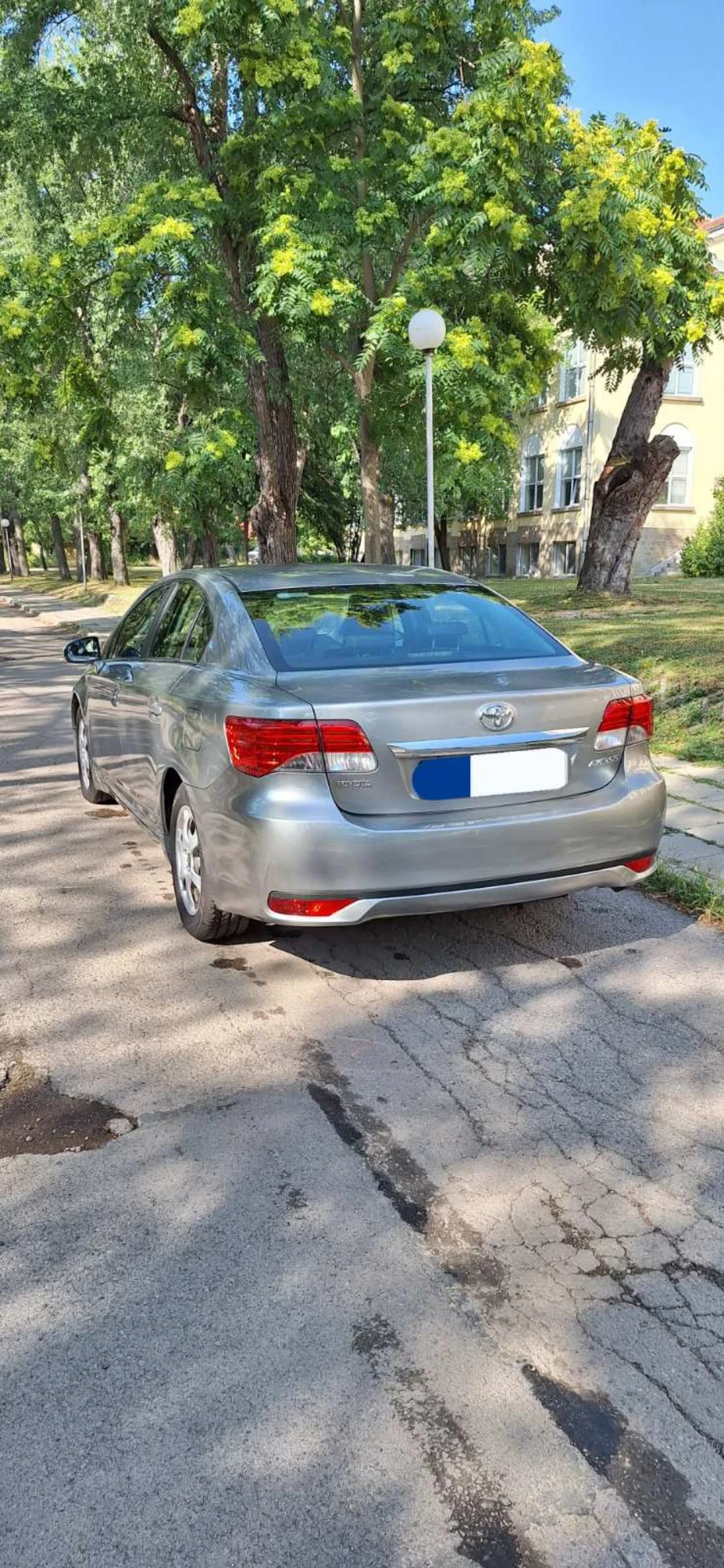 Toyota Avensis Хечбек  - изображение 8