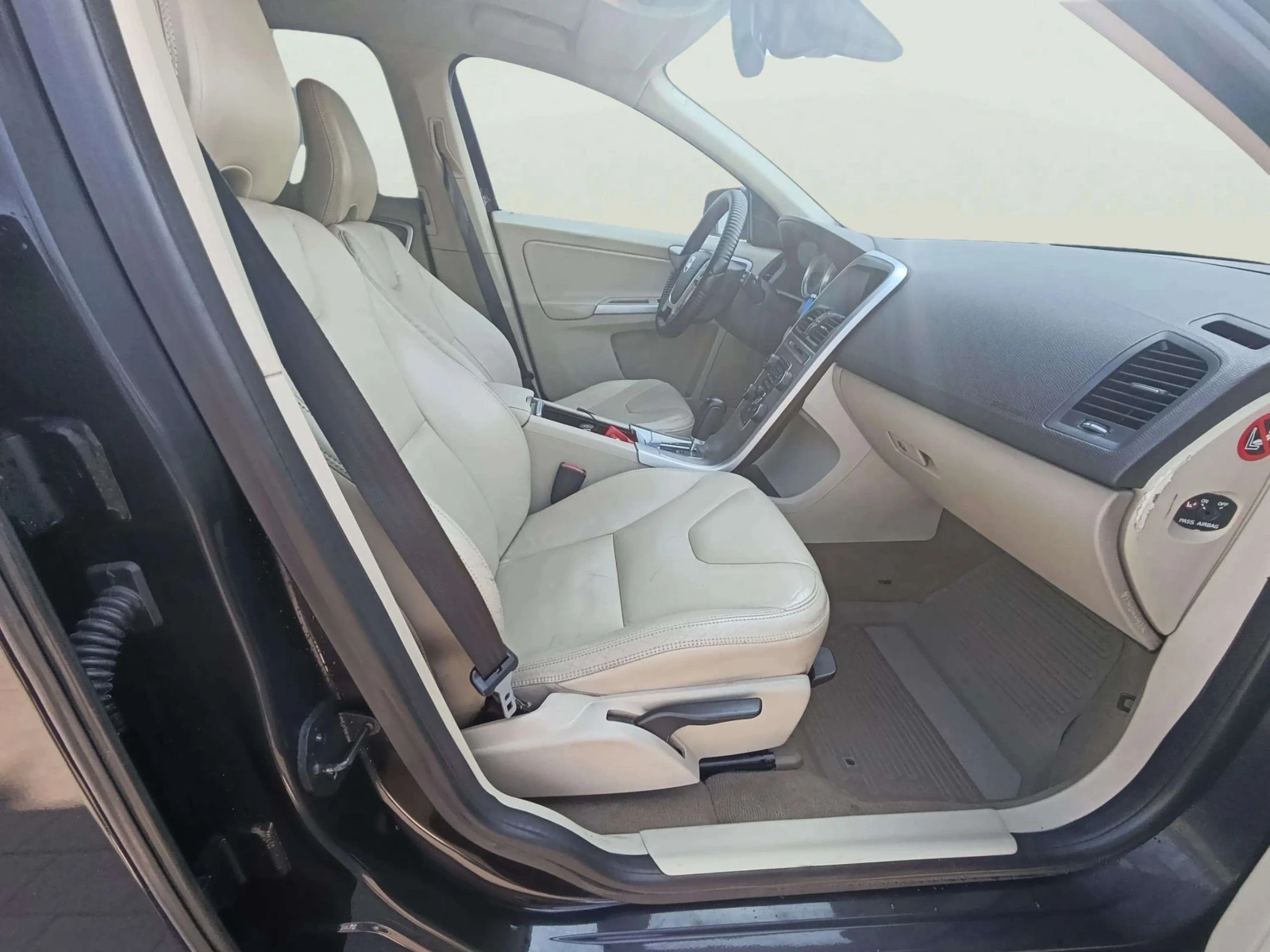 Volvo XC60 2.4, снимка 9 - Автомобили и джипове - 54770086