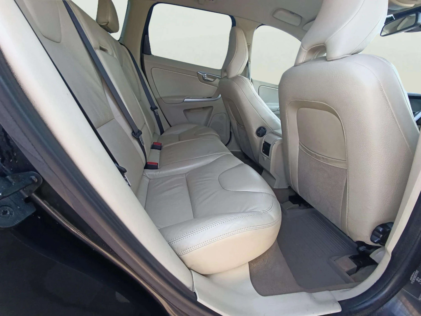 Volvo XC60 2.4, снимка 10 - Автомобили и джипове - 54770086