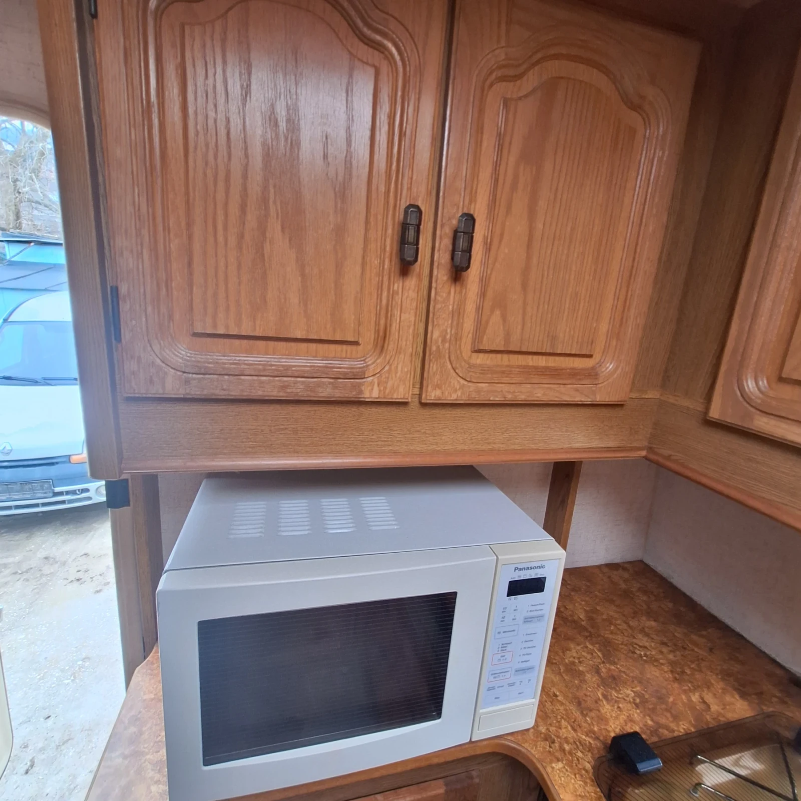 Каравана Burstner Lux, снимка 16 - Каравани и кемпери - 54823838