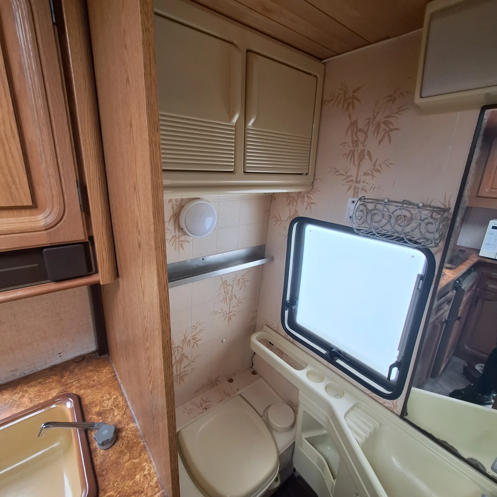 Каравана Burstner Lux, снимка 12 - Каравани и кемпери - 54823838