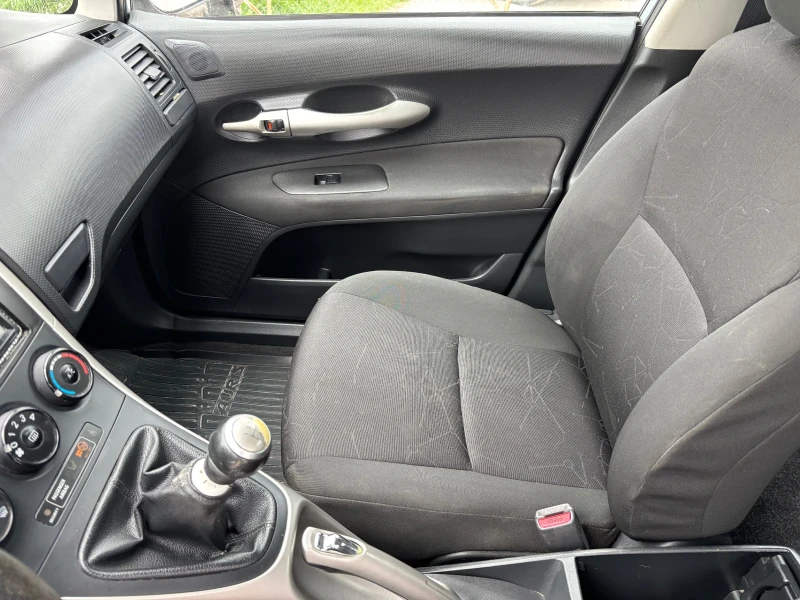 Toyota Auris 1.4 VVT-i , снимка 9 - Автомобили и джипове - 49825992