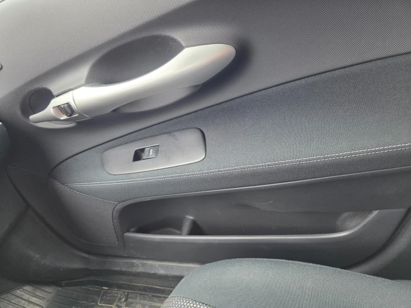 Toyota Auris, снимка 16 - Автомобили и джипове - 53035914