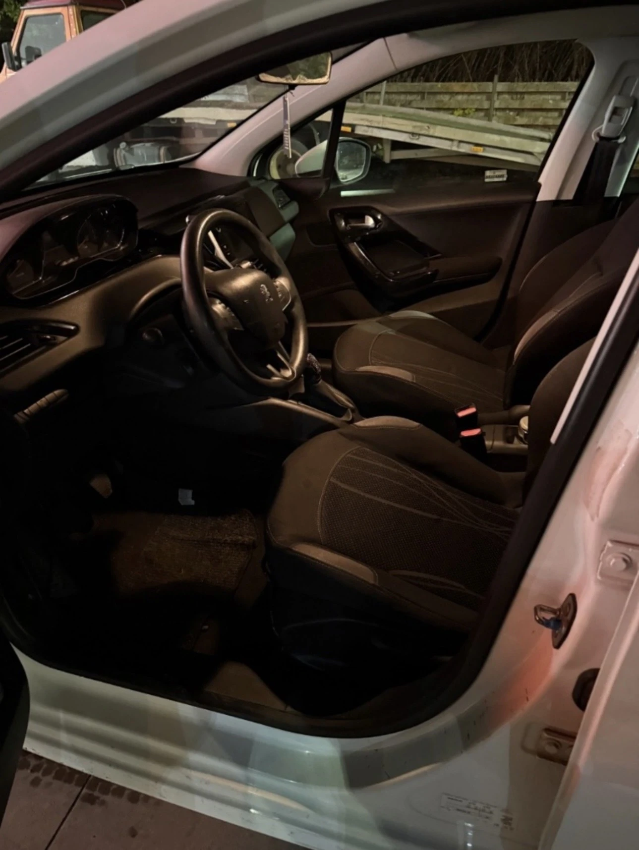Peugeot 208 Peugeot 208 1.2 80hp | Mobile.bg � ����������� 5