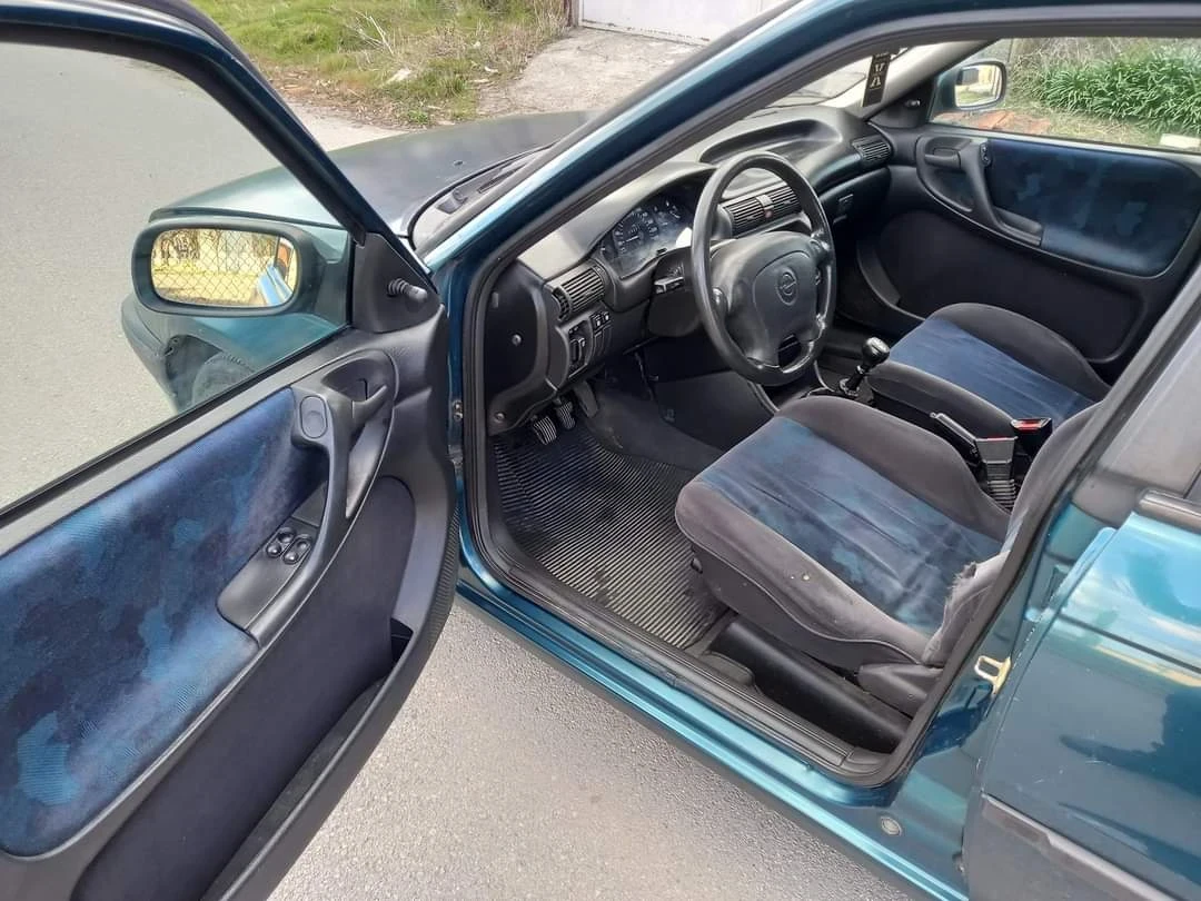 Opel Astra 1.4/82 коня/Климатик , снимка 4 - Автомобили и джипове - 54303420