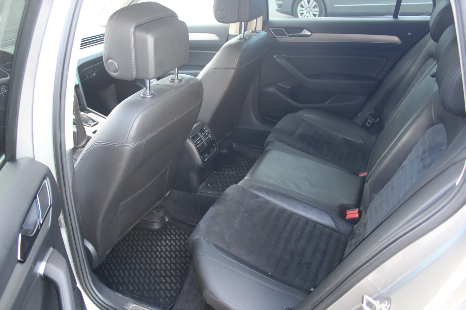 VW Passat  2.0TDI* DSG* ОБСЛУЖЕН* , снимка 15 - Автомобили и джипове - 54703137