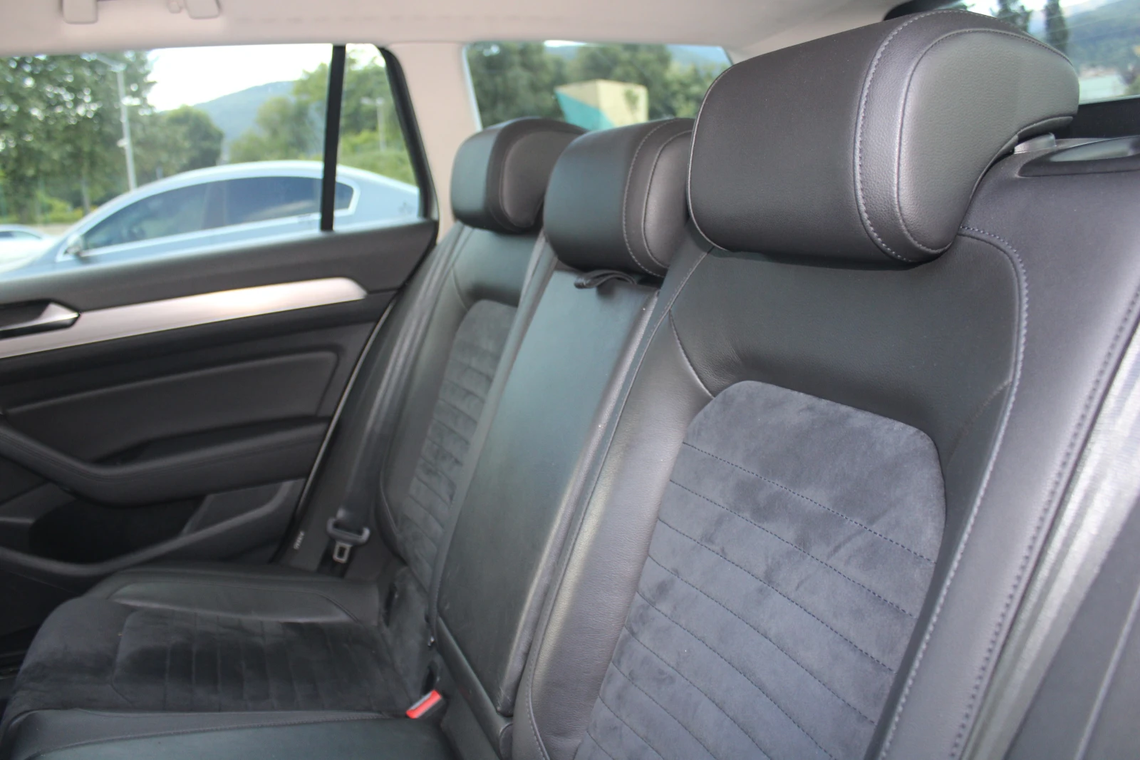 VW Passat  2.0TDI* DSG* ОБСЛУЖЕН* , снимка 14 - Автомобили и джипове - 54703137