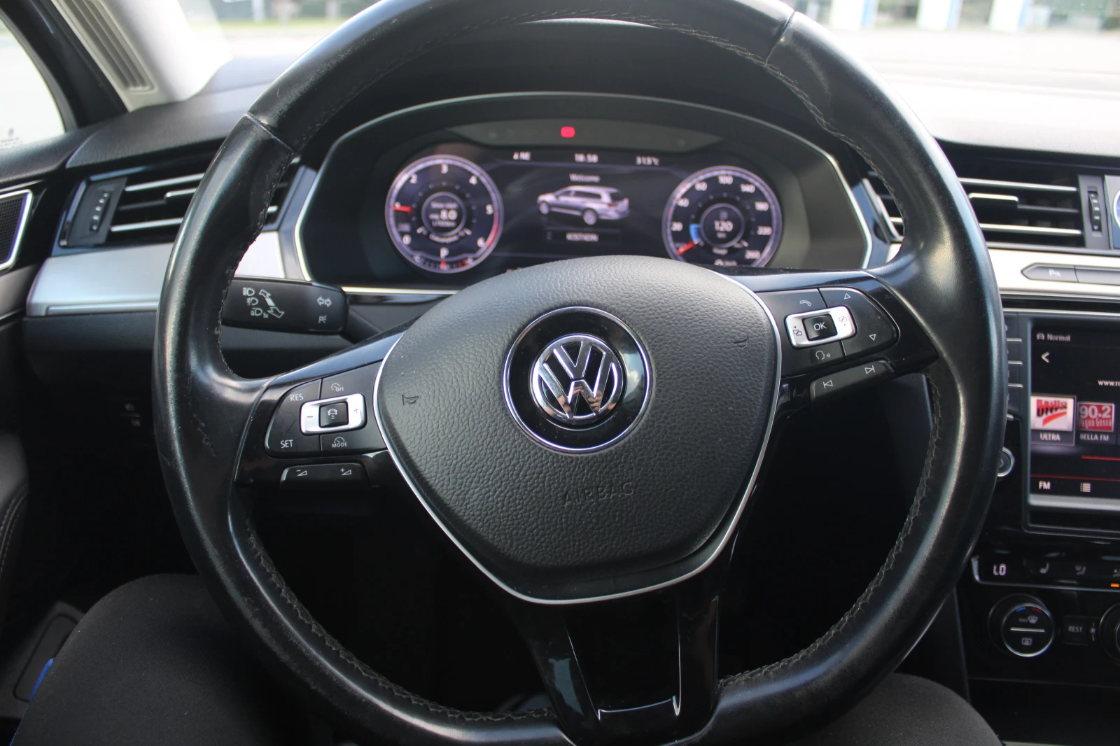 VW Passat  2.0TDI* DSG* ОБСЛУЖЕН* , снимка 8 - Автомобили и джипове - 54703137