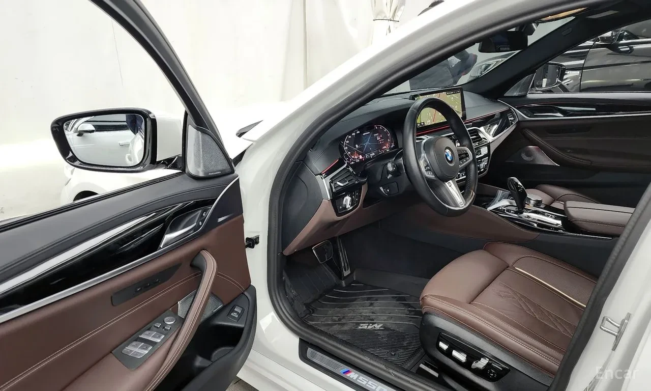 BMW 550 M/xDRIVE/FULL/NAVI/LED/CAM360/HEAD-UP/PANO/КОРЕЯ, снимка 9 - Автомобили и джипове - 54941981