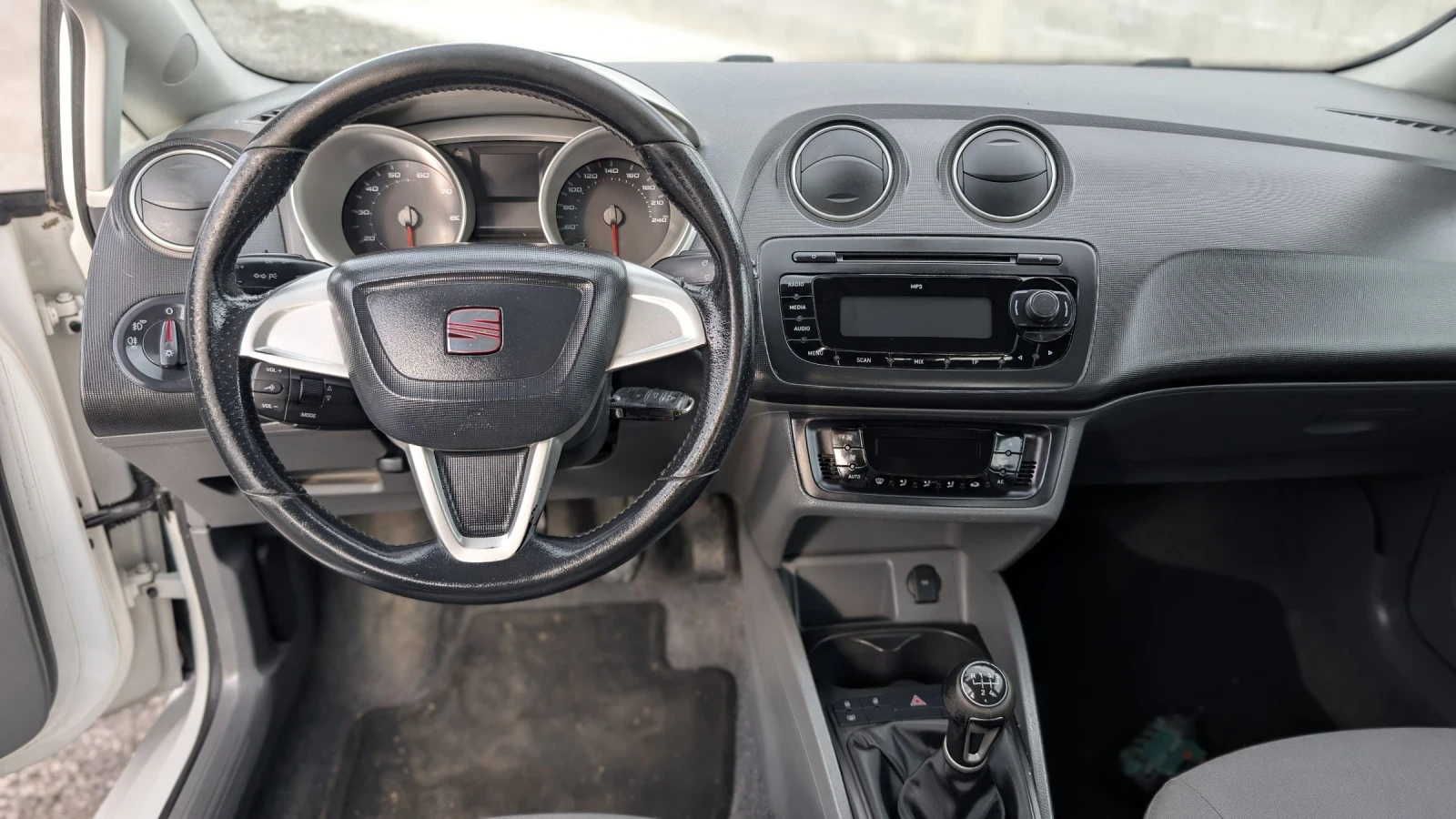 Seat Ibiza 1.6i 105 Sport, снимка 6 - Автомобили и джипове - 55274492