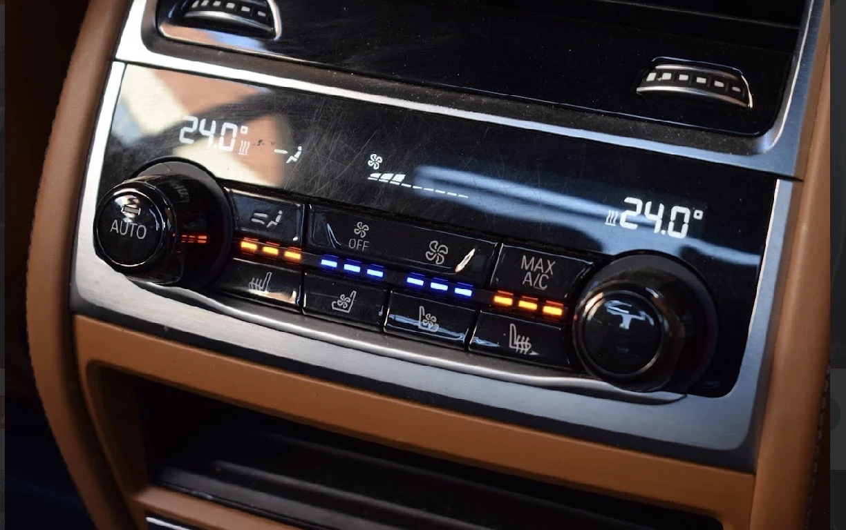 BMW 750 BOWERS&WILKINS/FULL/CARBON EDITION, снимка 9 - Автомобили и джипове - 55601283