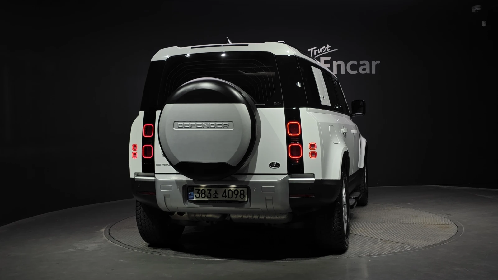 Land Rover Defender D250* 360* BLIND SPOT* ПОДГРЕВ ВОЛАН* ЛЮК* КРАЙНА , снимка 4 - Автомобили и джипове - 55387529